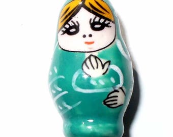 1 Pearl matryoshka green porcelain 26 x 15 mm CERC07Vert