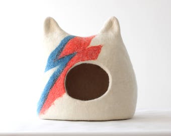 Cat bed Ziggy Stardust, cat cave, wool cat house, felted pet bed, cat bed with ears, pet bed, pet cave, small dog bed, gift for cat lovers