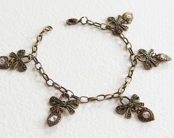 Bracelet Retro Romantique - La Femme de Coeur - Gourmette, Breloques, Noeud, Strass - Métal Bronze vieilli - Bijoux créateur, pièce unique