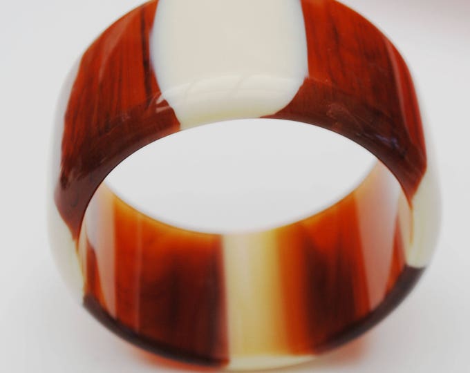 stripped Lucite bangle - Root beer Brown- Cream white - Vintage plastic bracelet