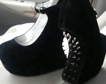 AMAZING VINTAGE Black velvet high rise size 7.5 pumps with spikes heels spiked retro 90s hot topic punk goth metal shoes concert witch death