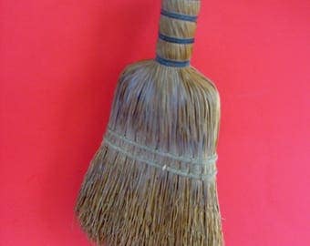 Very vintage wisk broom in very nice vintage condition