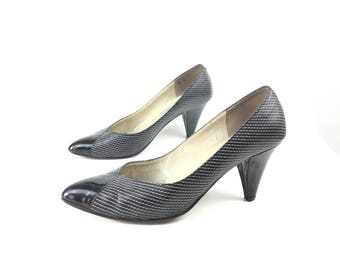 1950s shoes, spectator shoes,50s shoes, black heels, 7 black pumps, patent leather shoes, black white shoes, vintage shoes, women's shoes