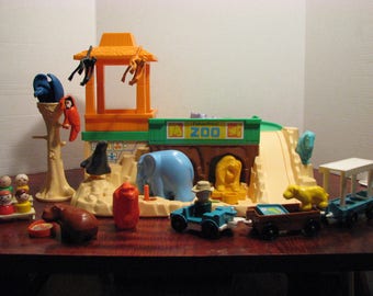 Vintage Fisher Price Little People Zoo #916
