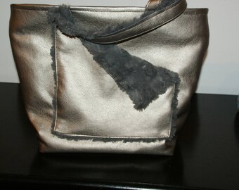 Sac- cabas en simili cuir et fausse fourrure .