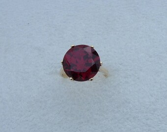 Garnet and gold ring-Red garnet set in yellow gold-Antique-look red Garnet ring