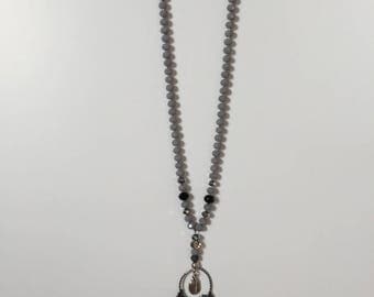 Grey faceted beads necklace.