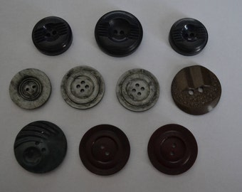 10 Vintage plastic buttons BL3
