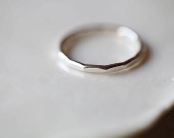 Minimaliste. ONE Silver hammered band. ONE Minimalist ring