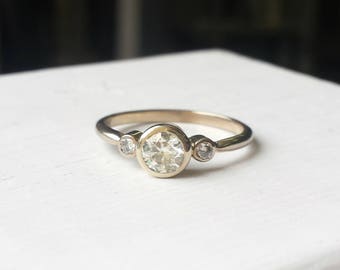 Trois pierre Moissanite bague de fiançailles en or 14k or blanc - Alternative de diamant, pierre précieuse éthique, conception Simple, côté pierres, lunette sertie