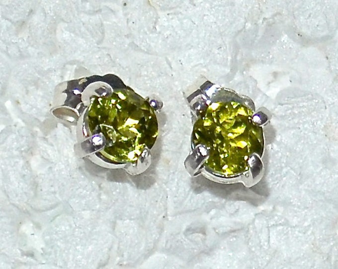 Peridot Stud Earrings, 5mm Round, Natural, Set in Sterling Silver E1093