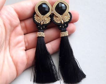 Pendientes de borla negra, enchufe de oído, borla de oro, pendientes de oro, pendientes soutache, boho pendientes, pendientes largos, pendientes de declaración,
