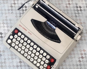 Portable Typewriter, Smith Corona De Luxe Working cream S C M typewriter Made in England