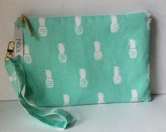 Hand-bag / large clutch with removable strap