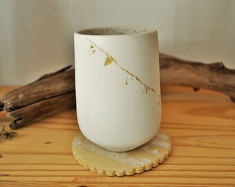 stoneware and porcelain cups
