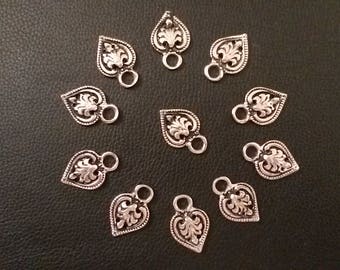 Metal heart with fleur de lis design Dirndl hooks. Miederösen. Dirndl loops. Metal Trachten ösen Metal pewter hardware Steampunk closures