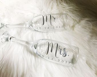 Mr and Mrs Champagne Flutes/Personalized Champagne flutes/Set/Wedding toasting glasses/Bride and Groom