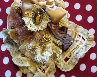 Brooch "ROMANCE" Shabby Chic delicate ruffles of lace ivory