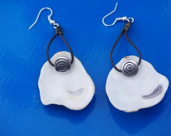 Boucles d'oreilles pendantes Coquillages et cuir//Naturelles et FAIT MAIN//Bijoux femmes//Style bohème//Nature et beauté//Cadeau Femme