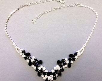 Parure étincelante, collier et boucles d’oreilles sertis de cristaux Swarovski sur métal argenté