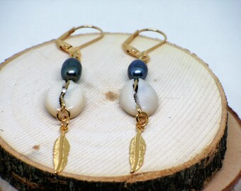 Boucles d'oreilles coquillage//coquillage cauris//perle tahiti//plume or// handmade earrings//shell earrings//boho earrings