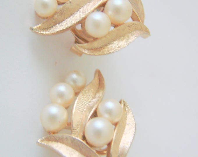 Classic Crown Trifari Pearl Earrings / Designer Signed / Simulated Pearls / Textured Goldtone / Vintage Jewelry / Jewellery