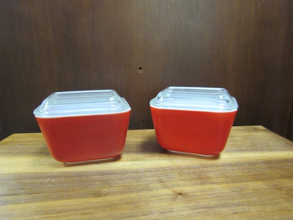Pair Red pyrex single casserole dishes with lids