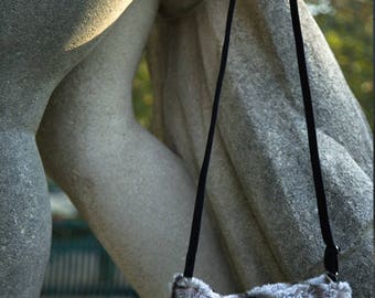 Sac bandoulière en fausse-fourrure rayée beige-marron.