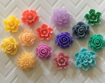 Set of 14 flower magnets or thumbtacks in 7 colors!