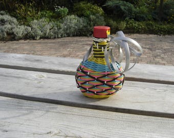 Mini bouteille verre et scoubidou. Couleurs fluo. Vintage. France