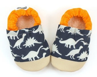 baby dinosaur shoes, dinosaur booties, soft sole shoes toddler boy slippers dinosaur slippers t-rex baby shoes with dinosaurs baby boy shoes