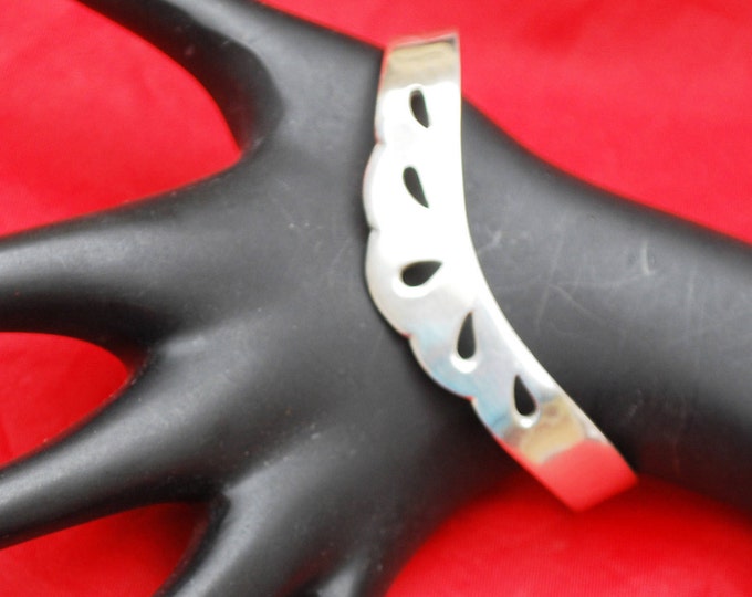 Sterling silver Cuff Bracelet - Taxco Mexico - 925 - Scallop design - Modernistic Bangle