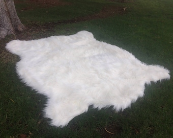 Faux fur rug 4'*5' in polar bear shape