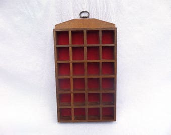 Dedal madera soporte, 24 sección pared miniatura exhibición terciopelo rojo, caso de la guarnición, 10 "x 6" x 1,5", excelente estado Vintage, 2 en Stock!