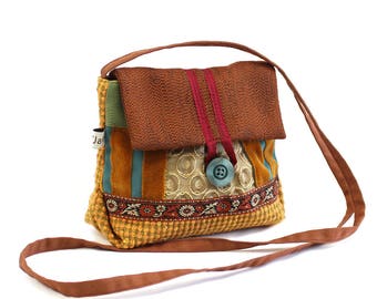 SAC bandoulière en tissu, ochre and Brown small square. Light and practical clutch.