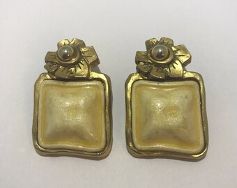 Boucles d'oreilles clips contemporaine carré crème en résine 1990.