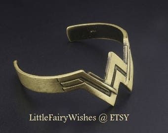 Wonder Woman Bracelet Wonder Woman Cuff Metal Bracelet with note card Superhero Justice League cosplay jewelry Wonder woman gift party gold