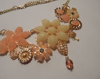 Gold and pink floral fashion necklace