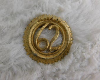 Vintage Gold Tone Pin Or Brooch That Reads " Class of 62 "
