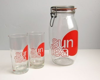Vintage Red Sun Tea Glass Jar and Two Tumbler Glasses Set - Retro Mod Typographic Design 2 Liter Sun Tea Wire Bail Canister