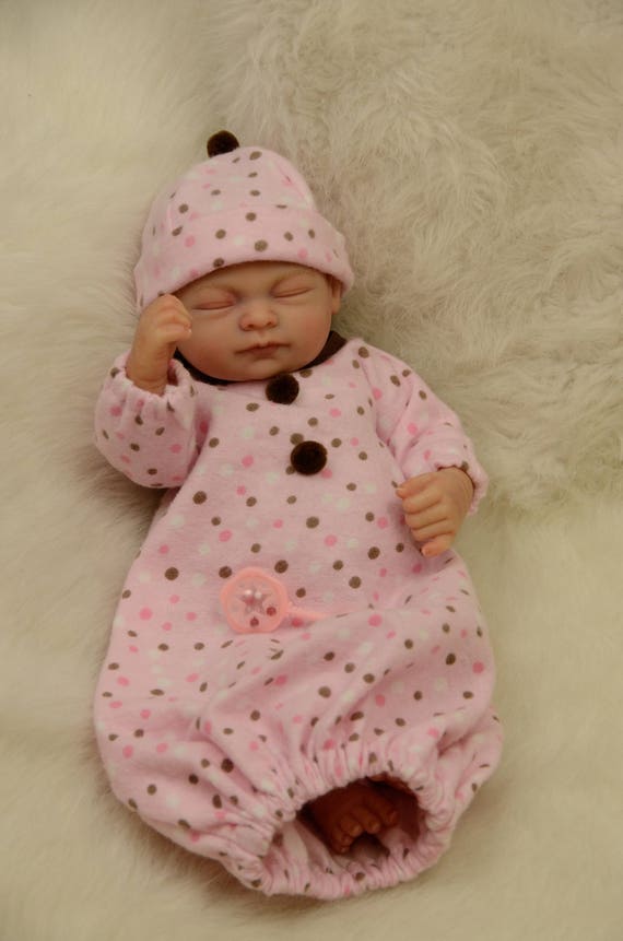 Crib cap and gown set for 9.5 to 11.5 micro mini baby