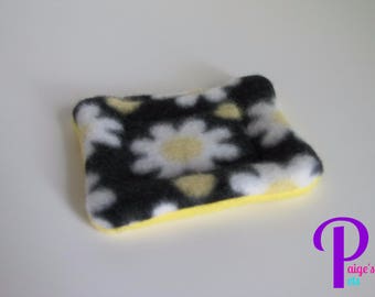 Drip Pad with U-Haul Lining for Guinea Pigs, Ferrets, Hedgehogs, etc. | Daisy on Black with Yellow