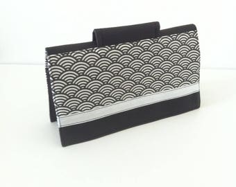Porte-chéquier "collines noires" en similicuir noir et coton enduit noir et blanc avec porte-crayon et compartiment CB