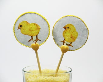 A white decorative peak on the yellow chick
