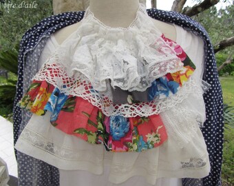 Belle lavallière ou jabot avec dentelles anciennes et coton fleuri, romantique et shabby chic