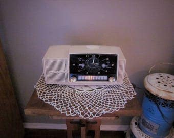 Vintage Tube Clock Radio - 1958 General Electric 415-C - Very 50s Lines and Rose Beige Color