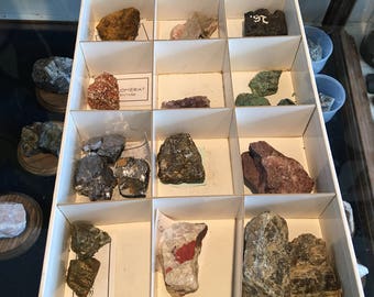 Box collection with 12 rocks minerals