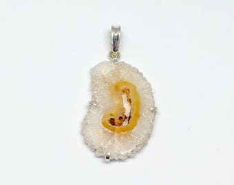 Pendant silver and agate flower