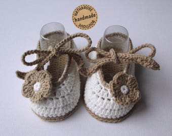 Chaussons bébé écrus fleurs beiges