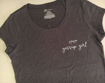 Gossip Girl T-shirt: xoxo gossip girl/B. Waldorf